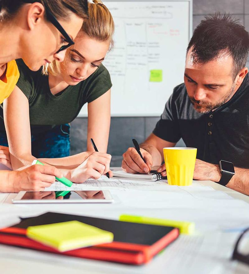 Groupe de personne en train de travailler ensemble